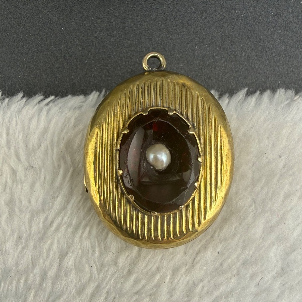 Vintage Estate Locket Gold Tone Oval Glass Faux Pearl Photo Love Pendant